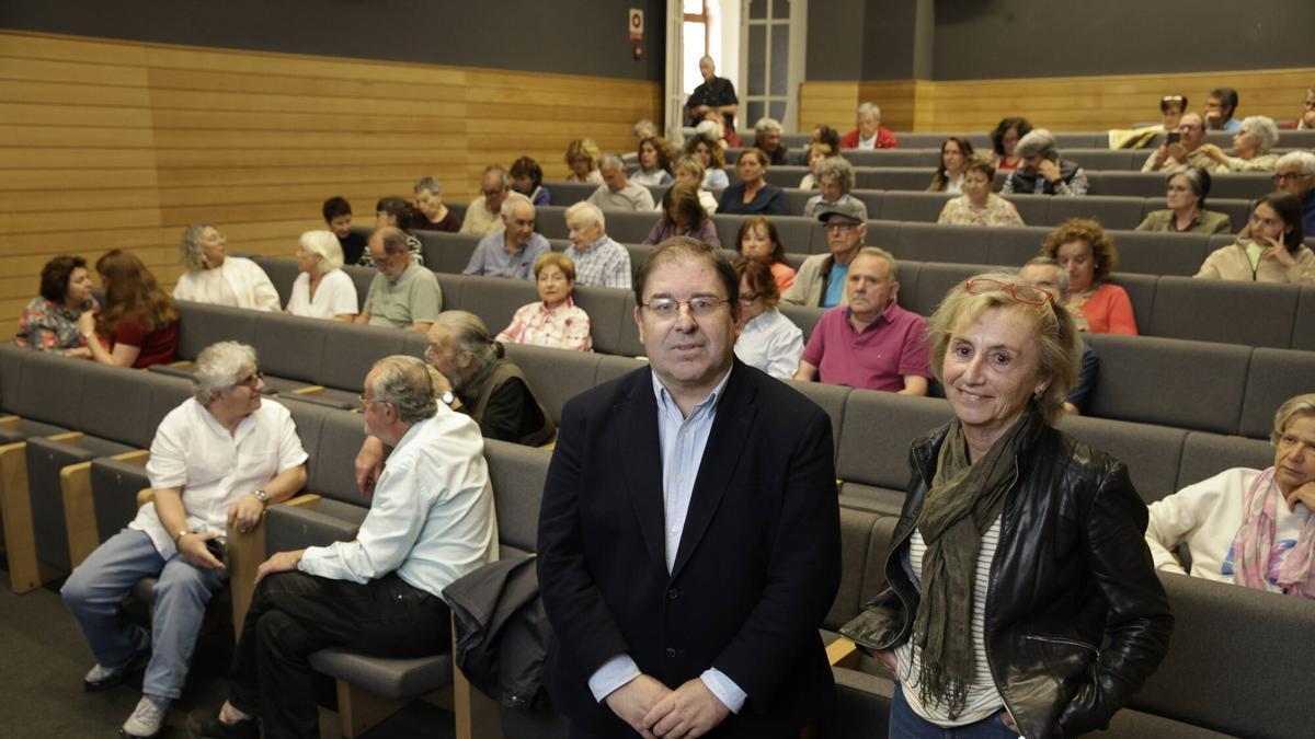 Amador Menéndez, momentos antes de iniciar la charla en la Escuela de Comercio, con Isabel Moro, de la sección de ciencia del Ateneo.