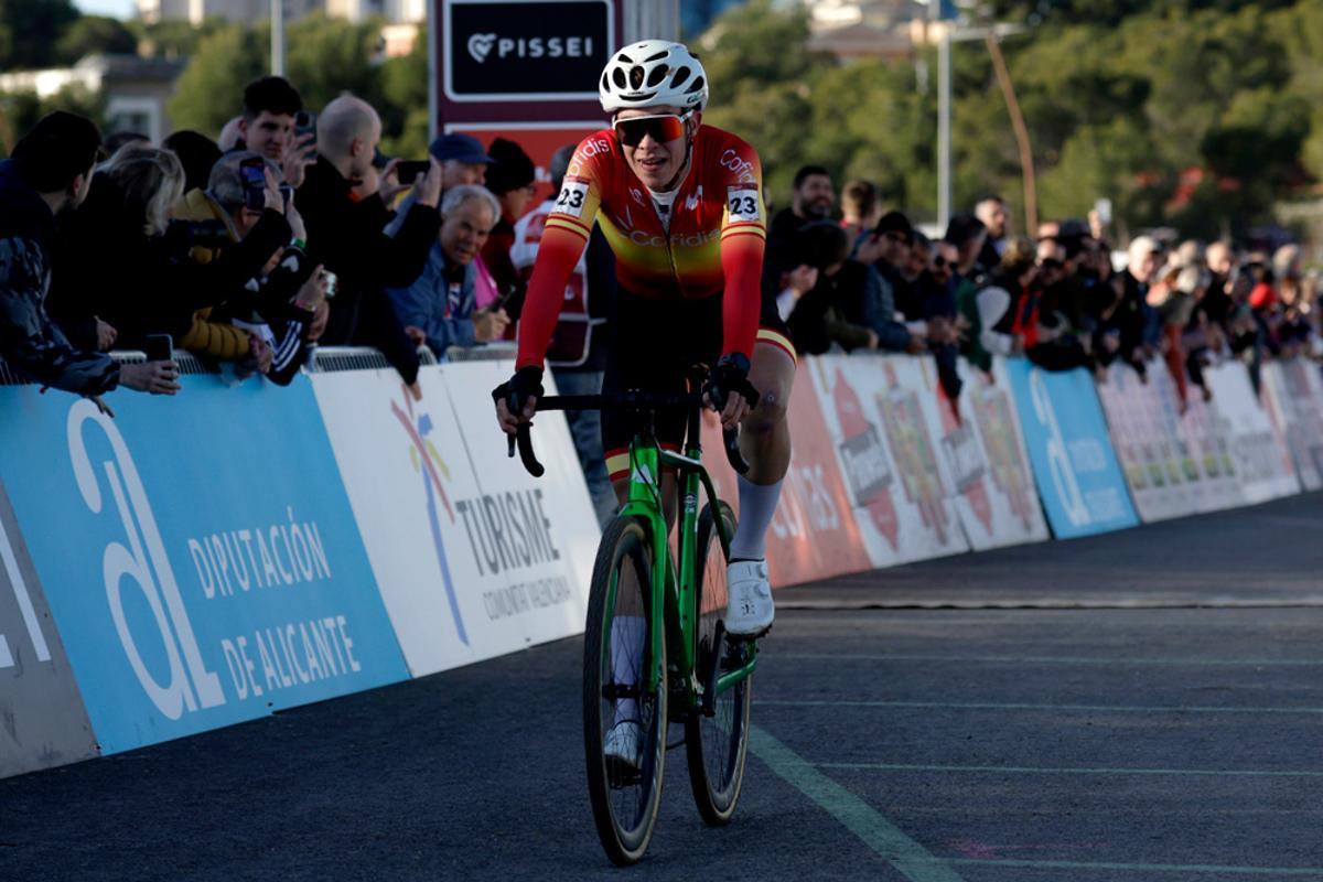 Benjamín Noval, en la meta de la Copa del Mundo de Ciclocross UCI - Benidorm Costa Blanca 2025.