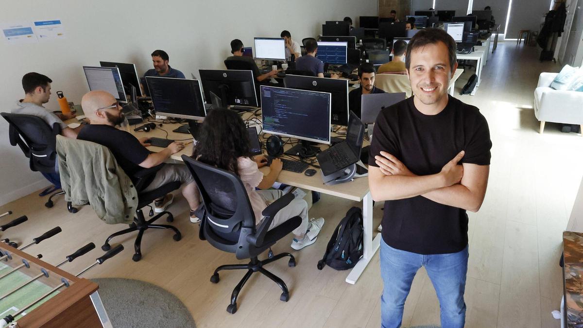 Javier Díaz, con trabajadores de Feeberse, Innatial y Mardy Bum.