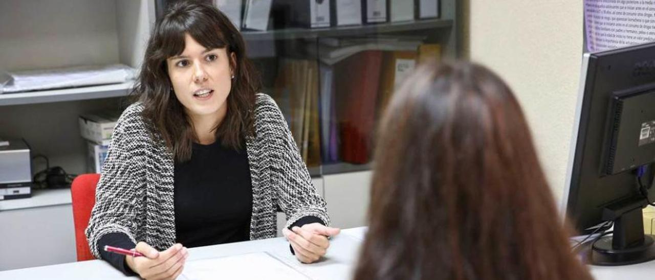 Alba González de la Roz, en una sesión con una paciente.