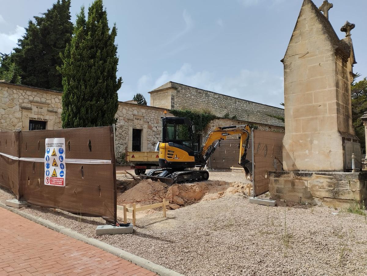 Obras del mausoleo de Camilo Sesto en el cementerio de Alcoy.