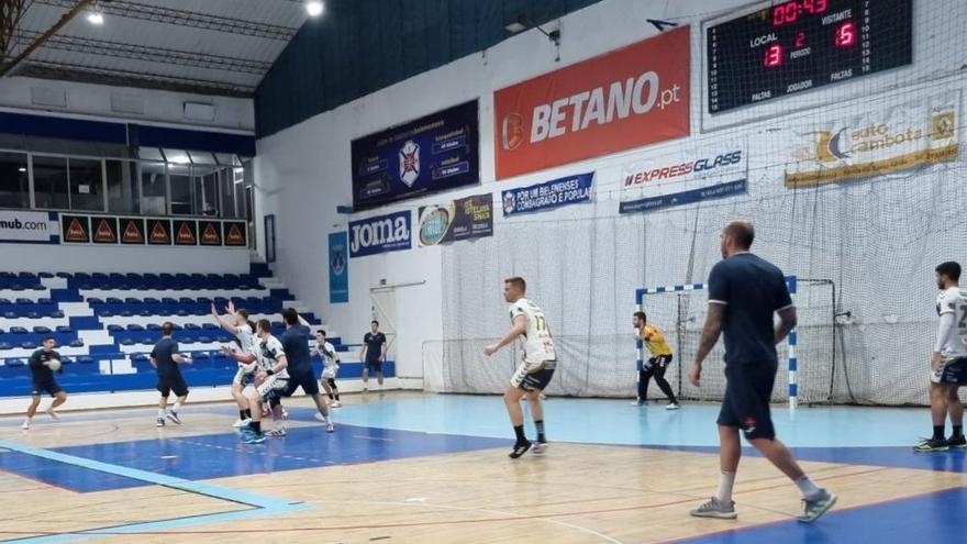 Una jugada del encuentro Os Belenenses-Ángel Ximénez.