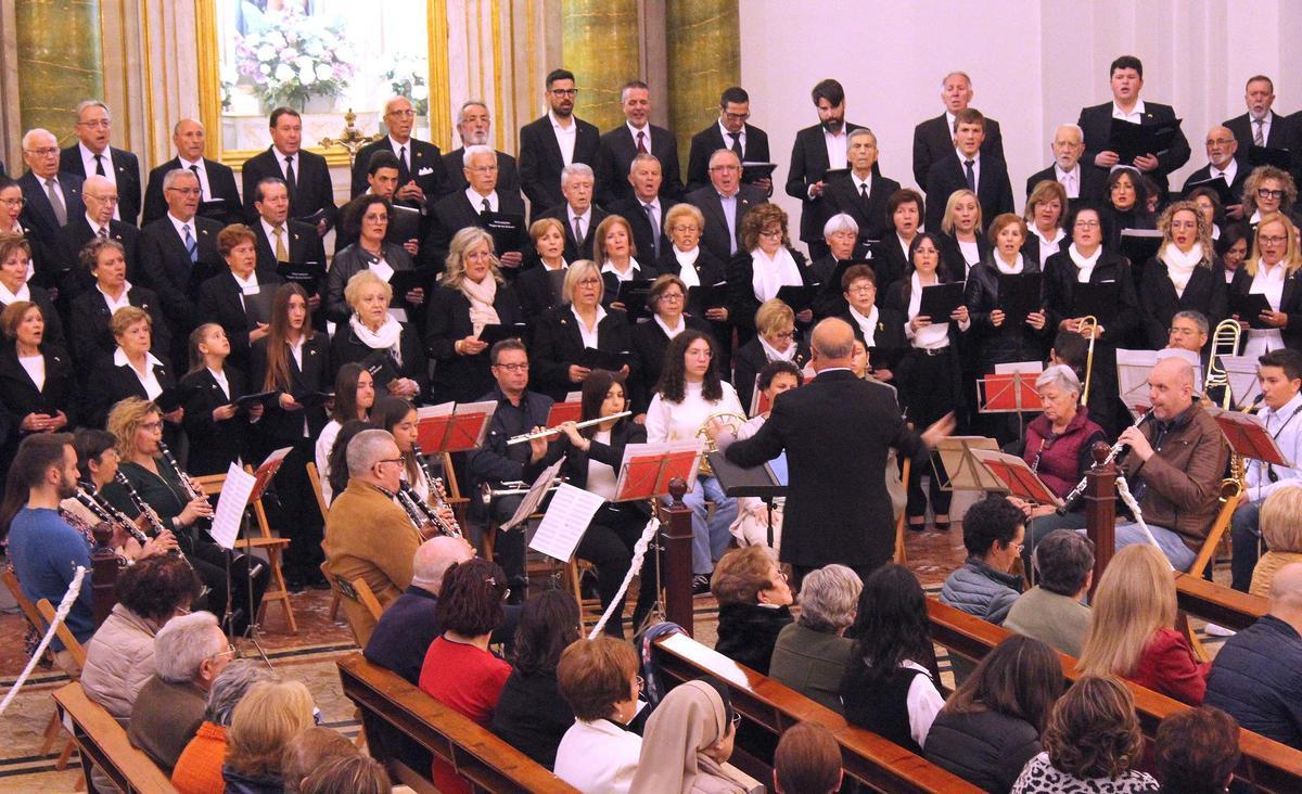 Parte del coro popular del Septenario de los Dolores de Crevillent