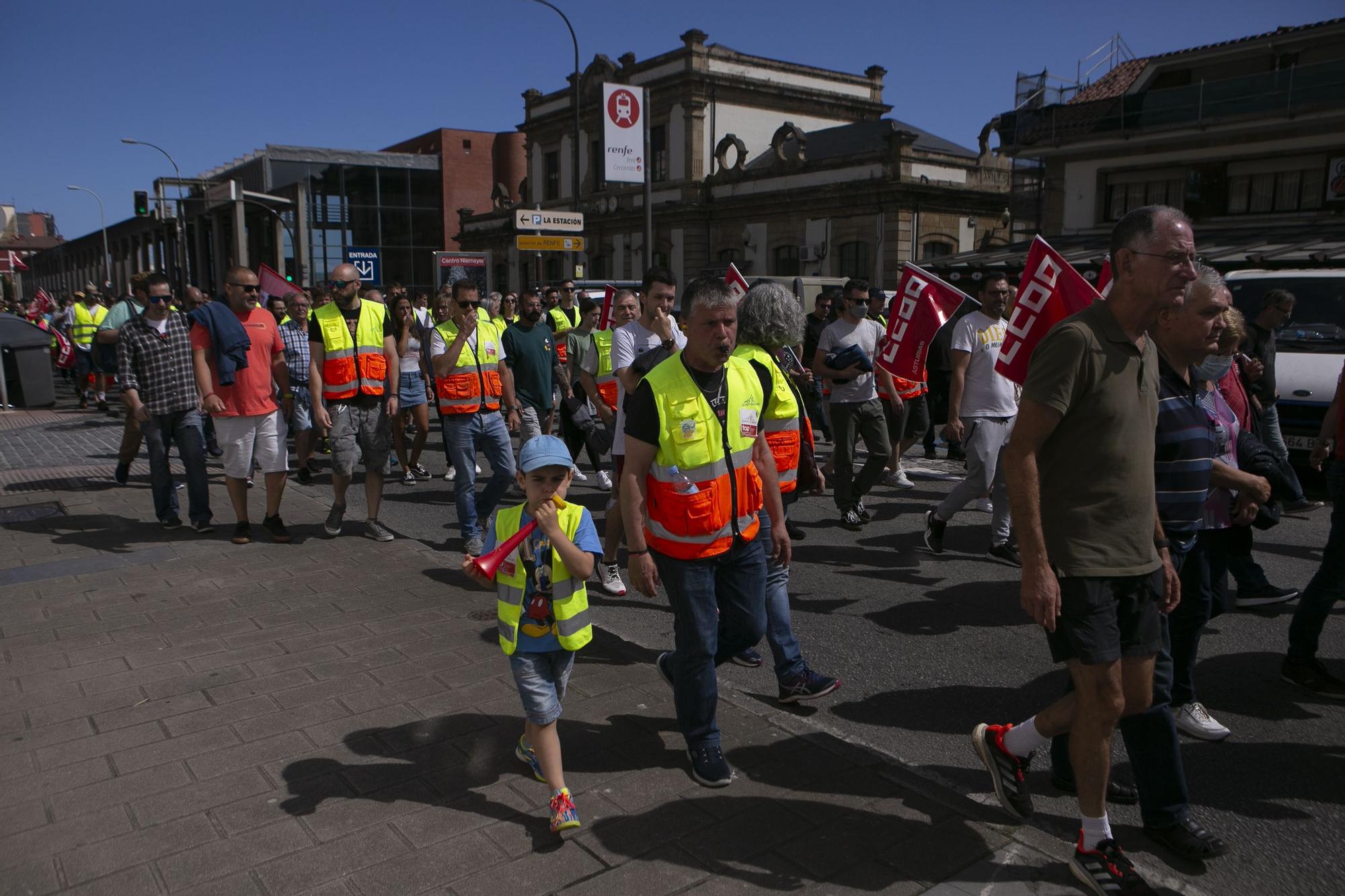 Los trabajadores de Saint-Gobain salen a la calle para frenar los despidos en Avilés