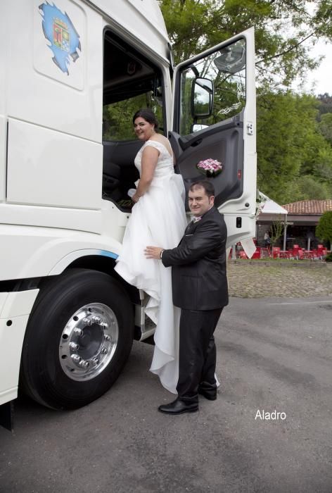 Un piloñés acude a su boda en camión