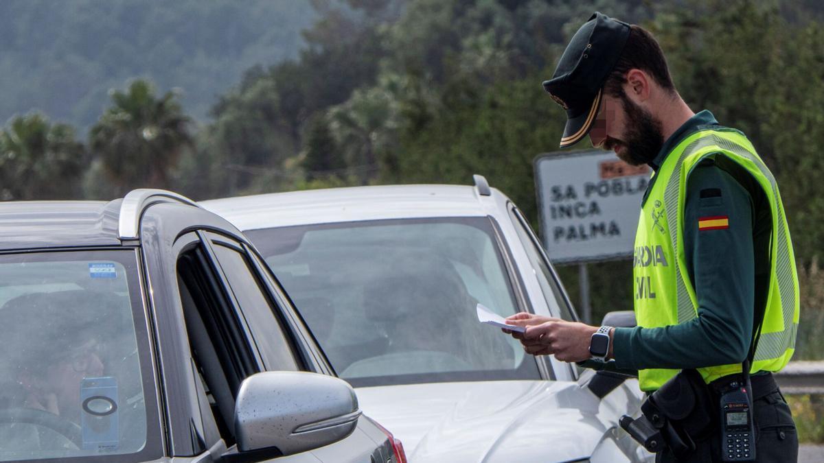 Un agente de la Guardia Civil realiza un control de tráfico