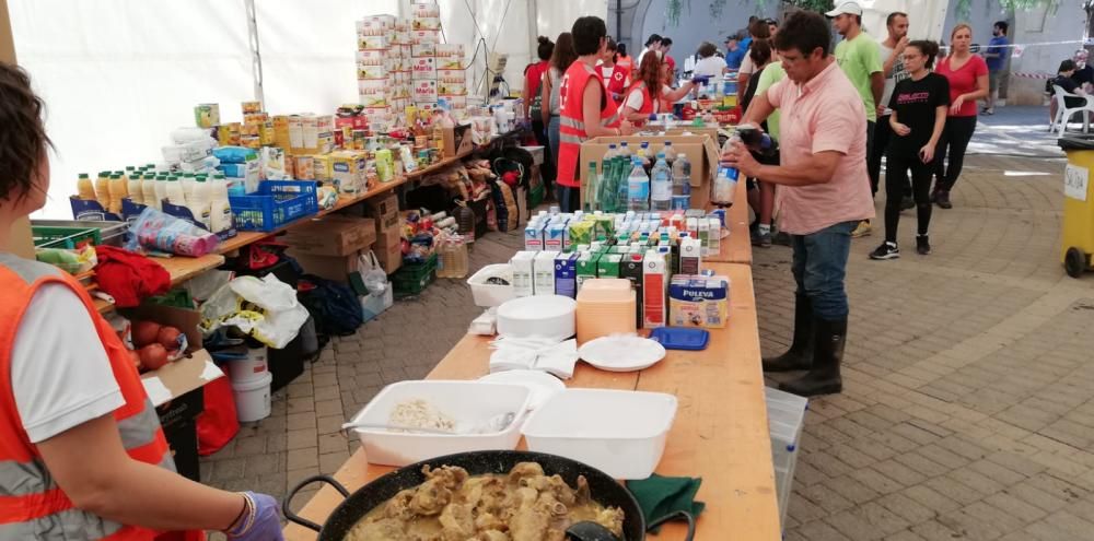 Cruz Roja distribuye comida y agua entre los damnificados de las inundaciones en el Llevant