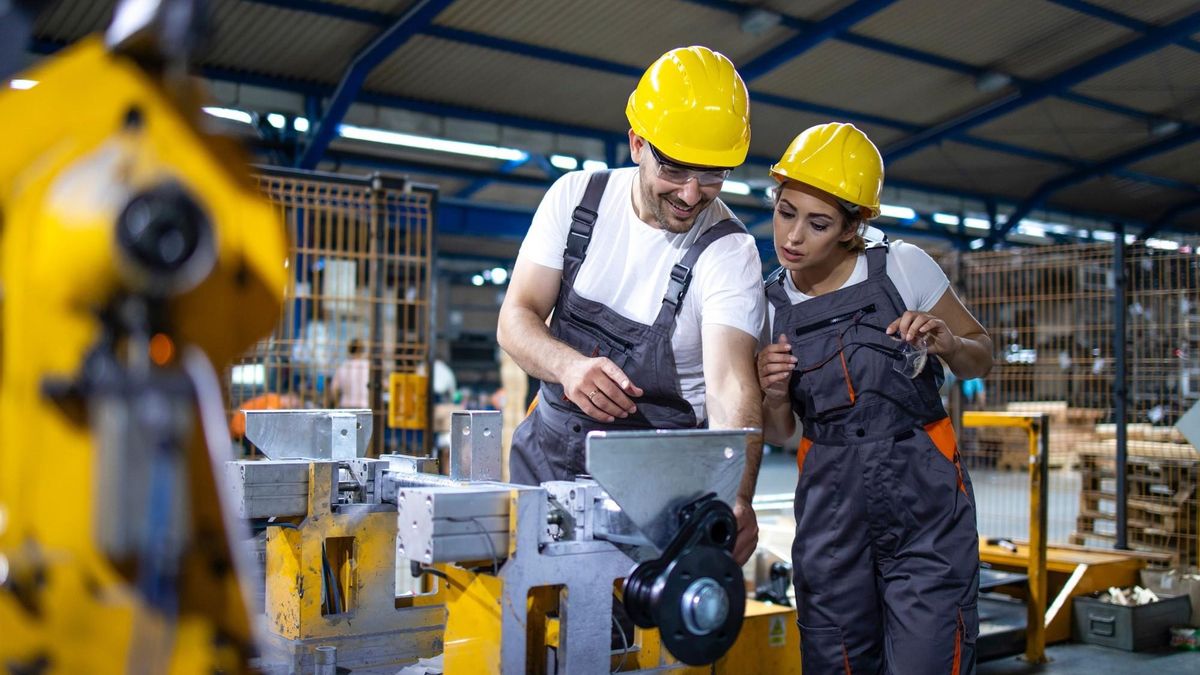 Trabajadores en una fábrica extremeña.