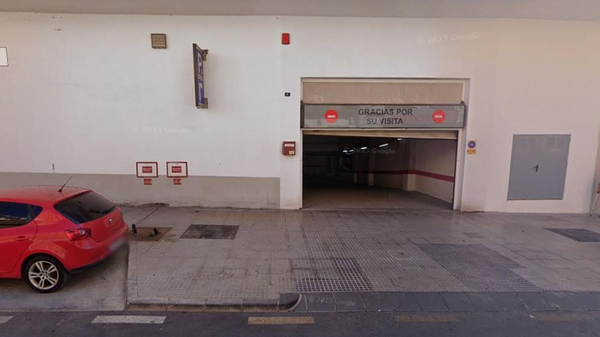 Salida del aparcamiento del supermercado.