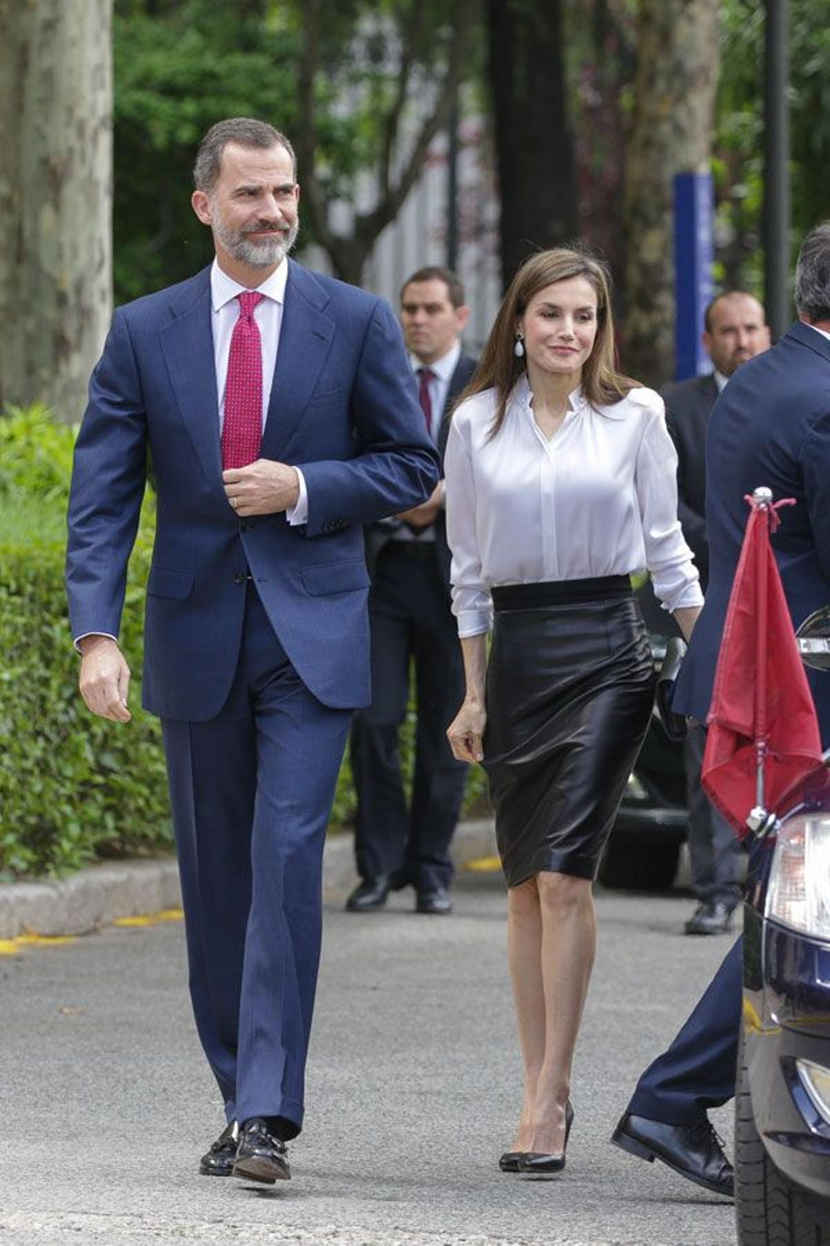 El look de Letizia Ortiz con falda de cuero y blusa blanca - Woman