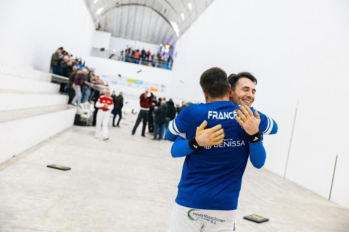 Nacho i Francés s'abracen després de la victòria en la partida davant Alejandro i Hilari