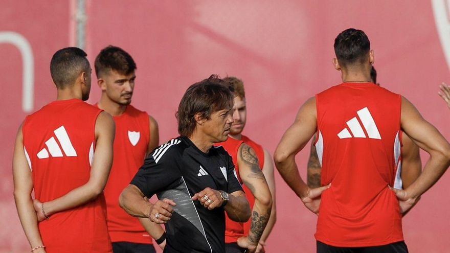 Así ha sido el primer entrenamiento del Sevilla FC y la charla de Almeyda, sin los internacionales y con Alfon