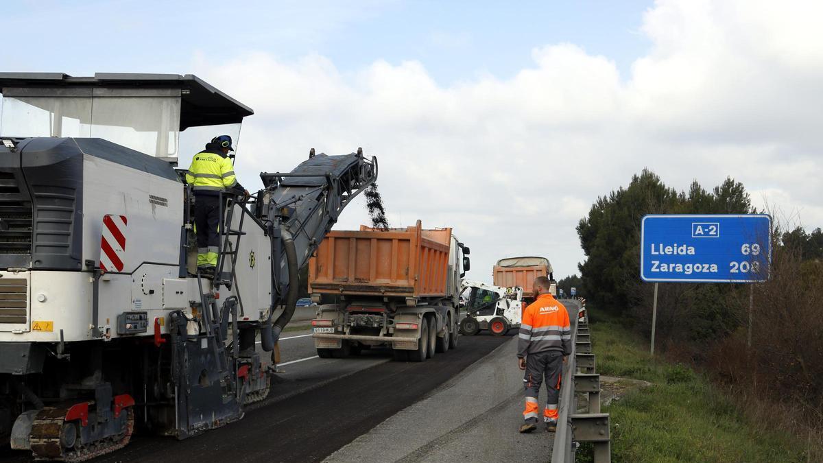 Obres de millora del ferm a l'A-2 entre Cervera i la Panadella