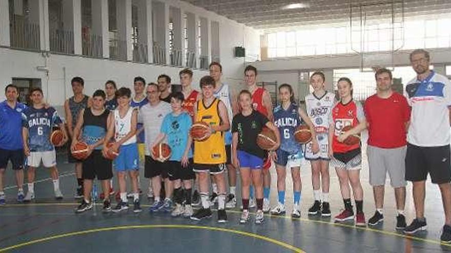 Los técnicos posan con los jugadores en Salesianos. // I. Osorio