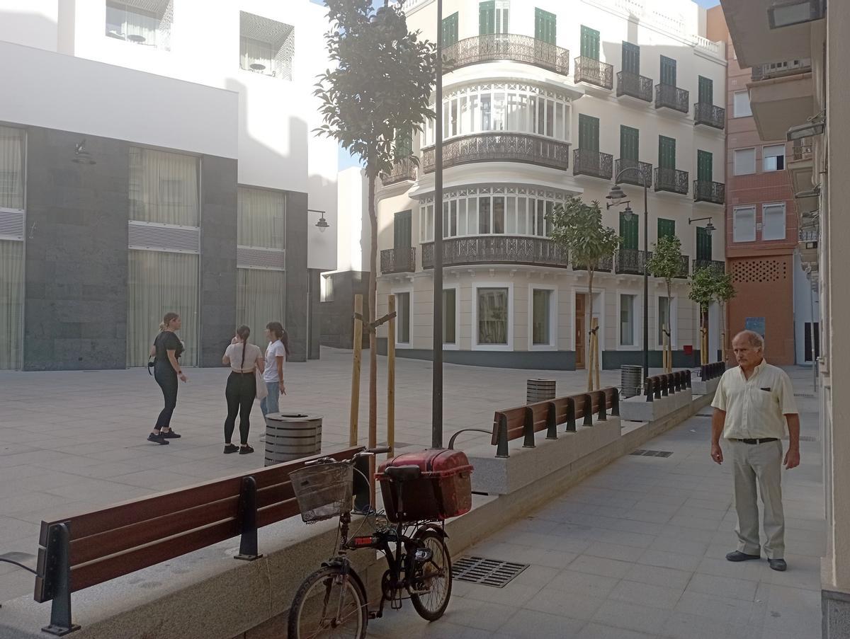Francisco Anaya muestra el desnivel de la calle, delante del local comercial familiar.