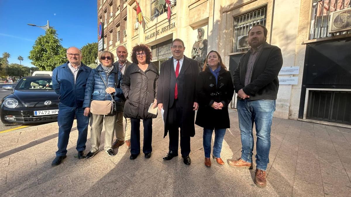 Candi Marín, junto a su abogado Joaquín Dólera y miembros de IU-Verdes Región de Murcia