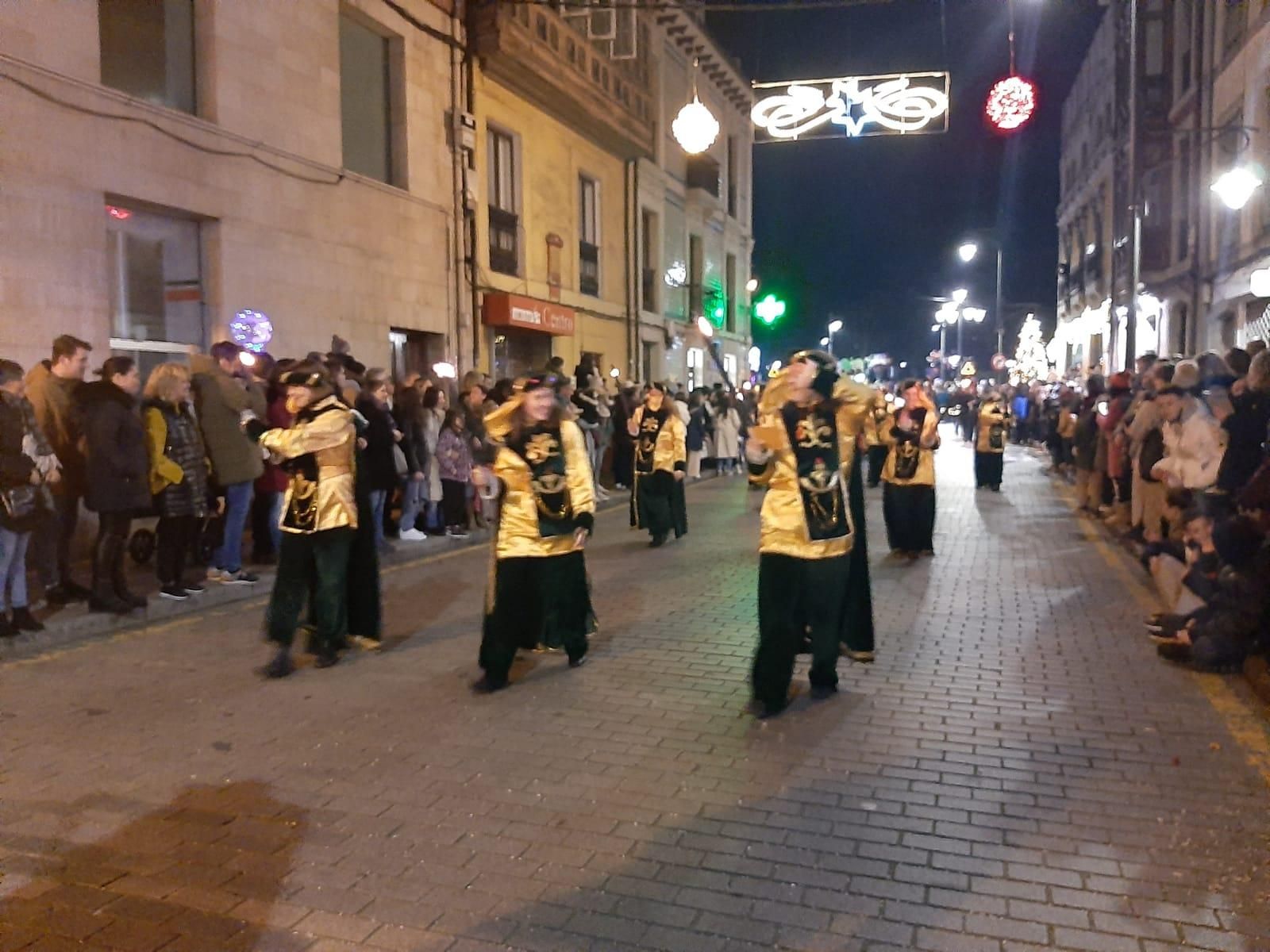 Los Reyes, en dromedario en la Pola: así ha sido la cabalgata de la capital sierense