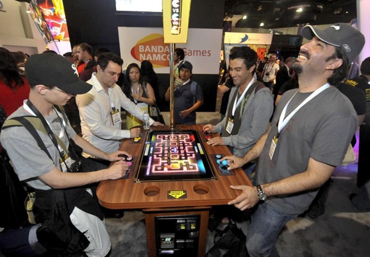 Algunos jugadores prueban la nueva edicción del Pac-Man Championship, creada para celebrar el 30 aniversario del juego.