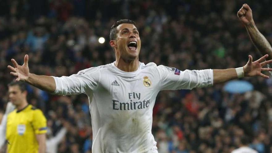 Cristiano Ronaldo celebra su tercer gol para completar la remontada del Madrid en el Bernabéu frente al Wolfsburgo.