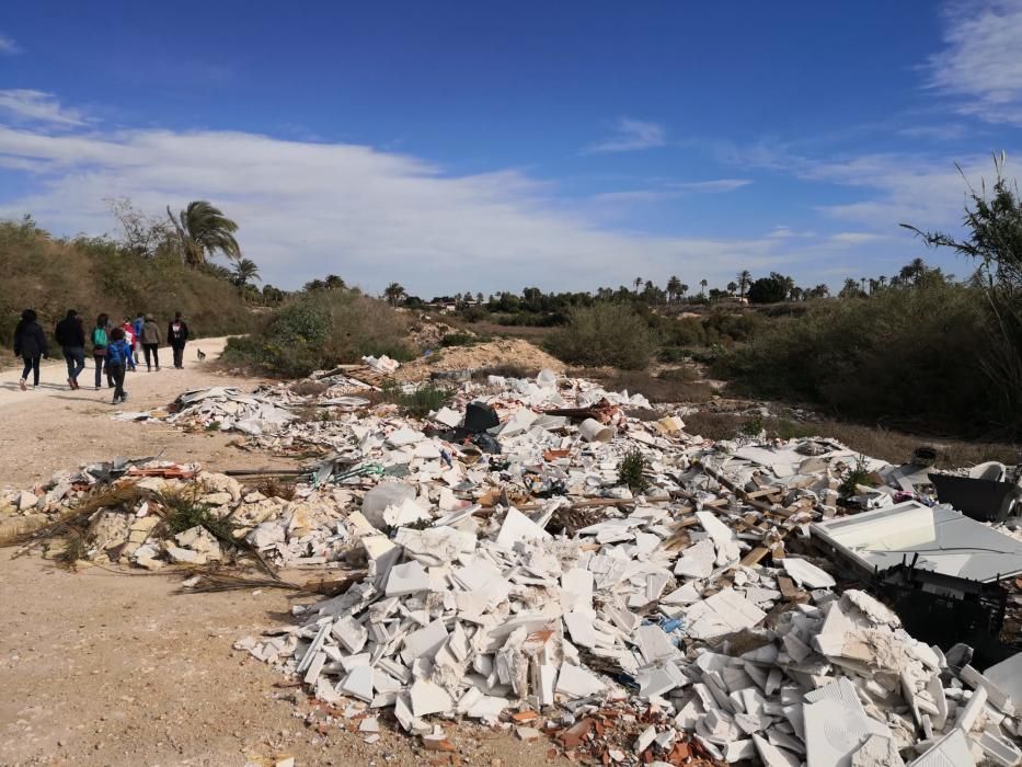 El Vinalopó, en Elche, invadido por toallitas y es