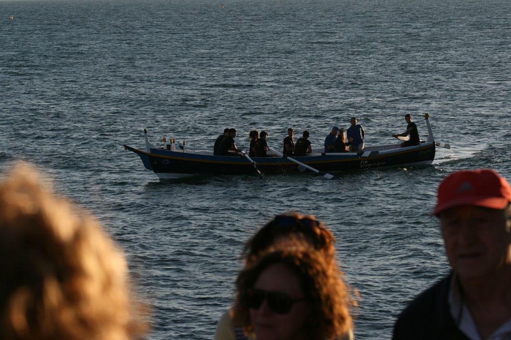 La Asociación de Amigos de la Barca de Jábega celebró el pasado lunes el solsticio de verano en la playa de La Araña con paseos en barca de jábega, sones de caracolas y lectura de poemas y relatos