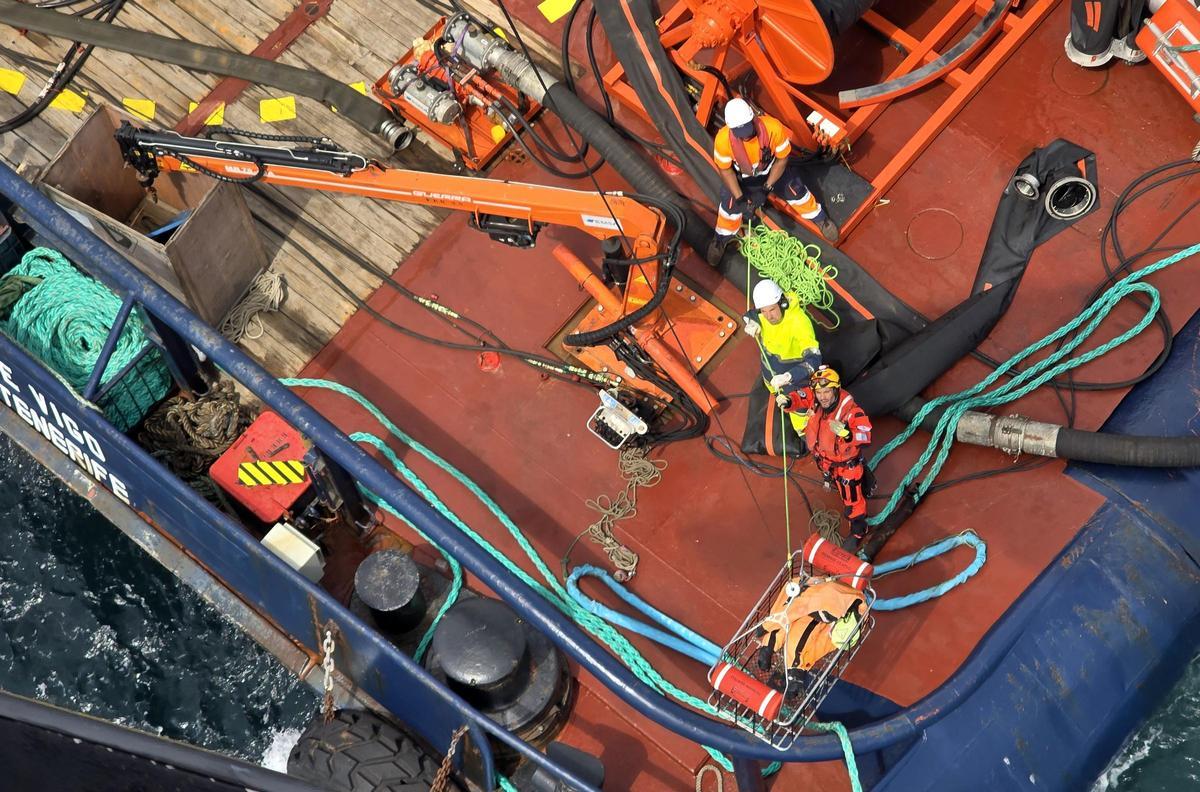 Un día en el «Pesca 1», el helicóptero de Gardacostas de Galicia
