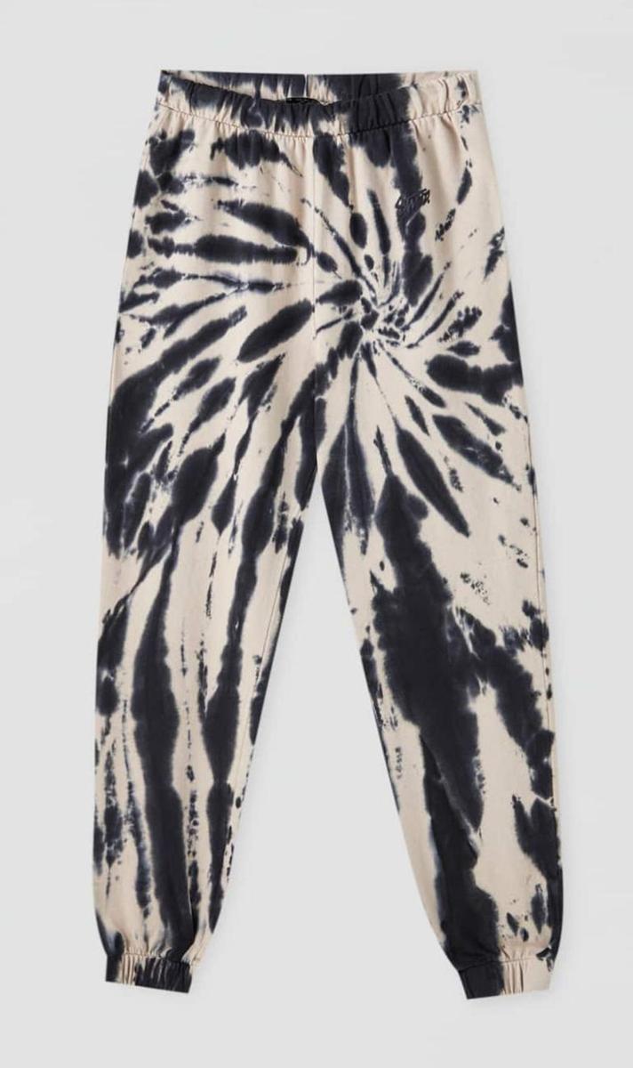 Pantalón Pull&amp;Bear tie-dye. (Precio: 22,99 euros)