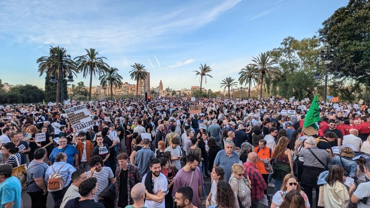 Miles de personas se manifiestan en València por el derecho a una vivienda digna y asequible