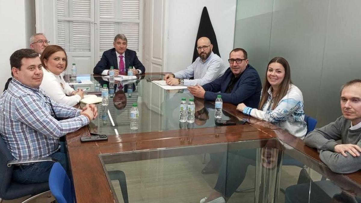 Vídeo: inicio de la Senda del Poeta en Orihuela el año pasado / Foto: Reunión del director general del IVAJ, Vicent Ripoll, con concejales y los alcaldes de Orihuela y Cox, Pepe Vegara y Antonio Bernabeu
