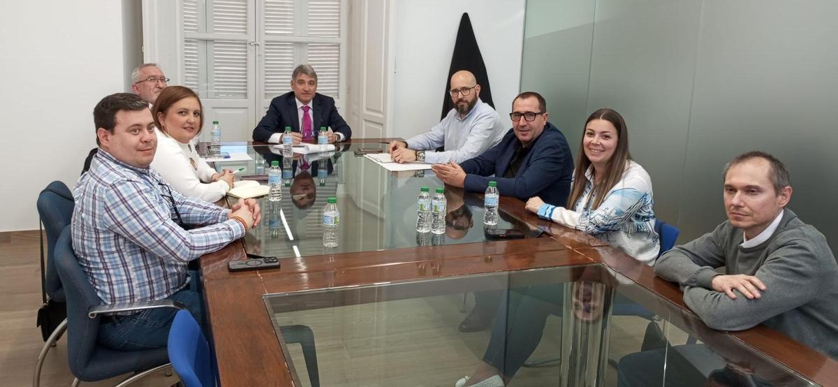 Reunión del director general del IVAJ, Vicent Ripoll, con concejales, el alcalde de Orihuela, Pepe Vegara, y el regidor de Cox, Antonio Bernabeu