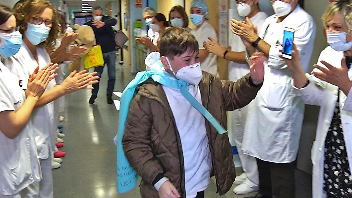 Mateo, un pequeño gran superviviente del COVID. Mateo, el niño que estuvo 11 días ingresado en la UCI del Hospital Mancha Centro de Alcázar de San Juan (Ciudad Real) por COVID volvió ayer con su familia tras recibir el alta médica. El pequeño Mateo recibió una calurosa despedida por parte de los profesionales que le han atendiendo durante el tiempo que estuvo ingresado. La doctora Ana Muñoz, del Servicio de Pediatría del hospital, recalcó que experiencias como las de Mateo deben servir para recordar que la población infantil y adolescente es susceptible de infectarse “y que, en algunos casos, también pueden presentar complicaciones”. Mateo no presentaba ninguna patología previa al ingresar con COVID. | EFE