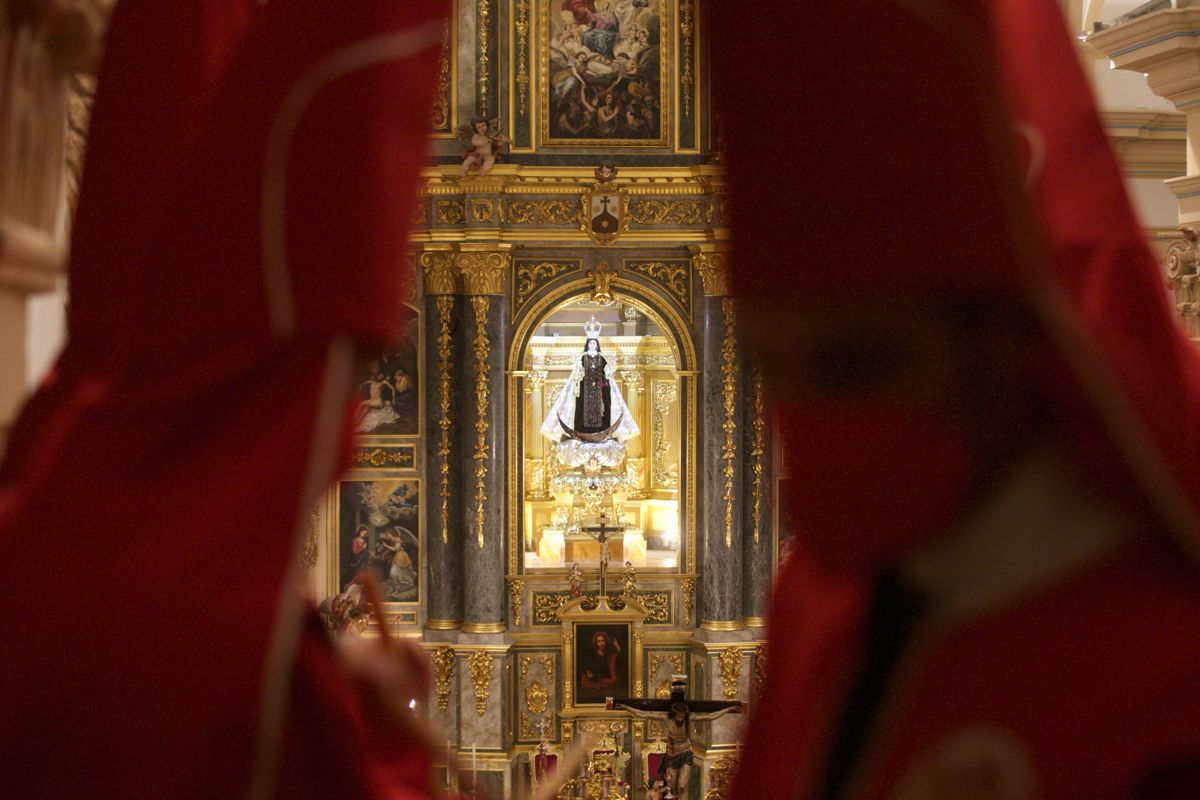 Los 'coloraos' de Murcia celebran el Miércoles Santo en la iglesia del Carmen tras la suspensión de la procesión