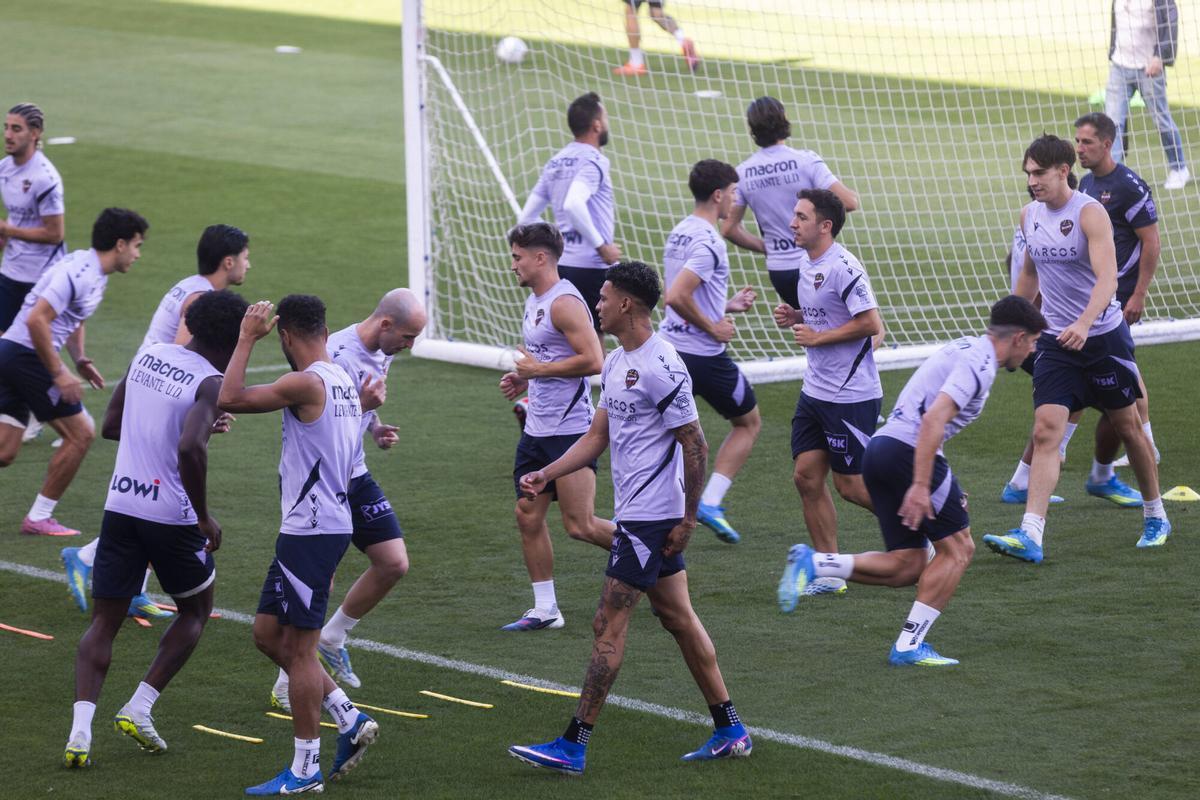 Valencia. VLC. SPD. Entrenamiento del Levante UD previo al partido ante el Celta de Vigo en el que los granotas se juegan buena parte de sus opciones de permanencia