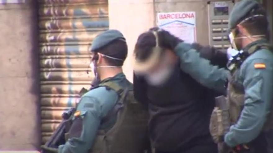 Un momento del traslado del presunto yihadista detenido en Barcelona a las dependencias policiales.