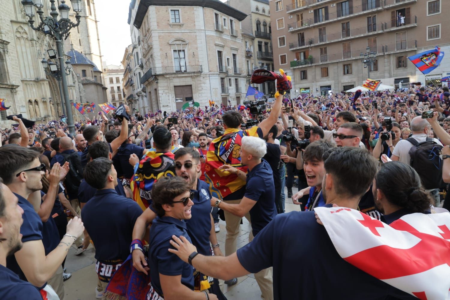 Todas las fotos de la rúa del Levante UD por su ascenso a Primera División