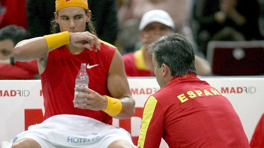 El tenista español Rafa Nadal  escucha al capitán del equipo español de Copa Davis, Emilio Sánchez Vicario, durante el partido individual de cuartos de final de la Copa Davis que disputó contra el alemán Nicolas Kiefer en Bremen.