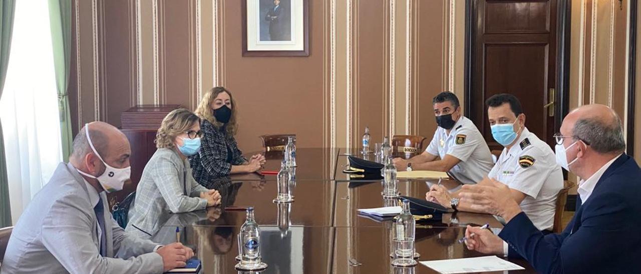 Carlos Álamo, Conchi Narváez, Teresa Mayans, Anselmo Pestana, Francisco Javier Berzal y Moisés González, en la reunión este miércoles.