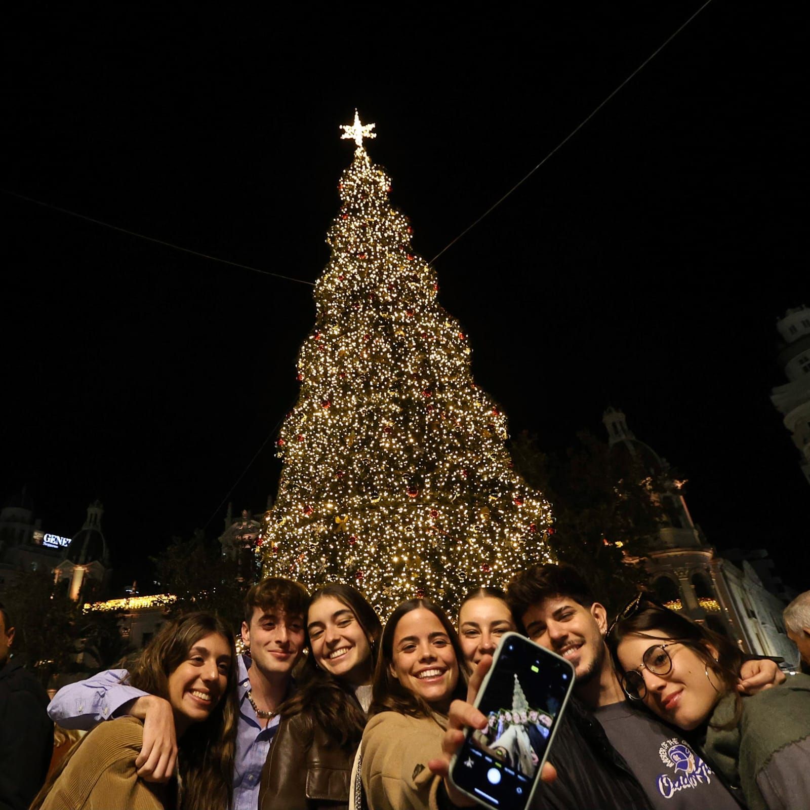 El centro de València, a reventar de gente por la decoración de Navidad