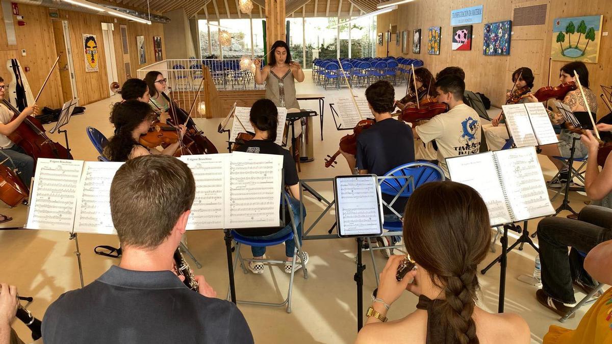 Uno de los ensayos de la Orquesta de la UVigo en el edificio Redeiras de O Berbés.