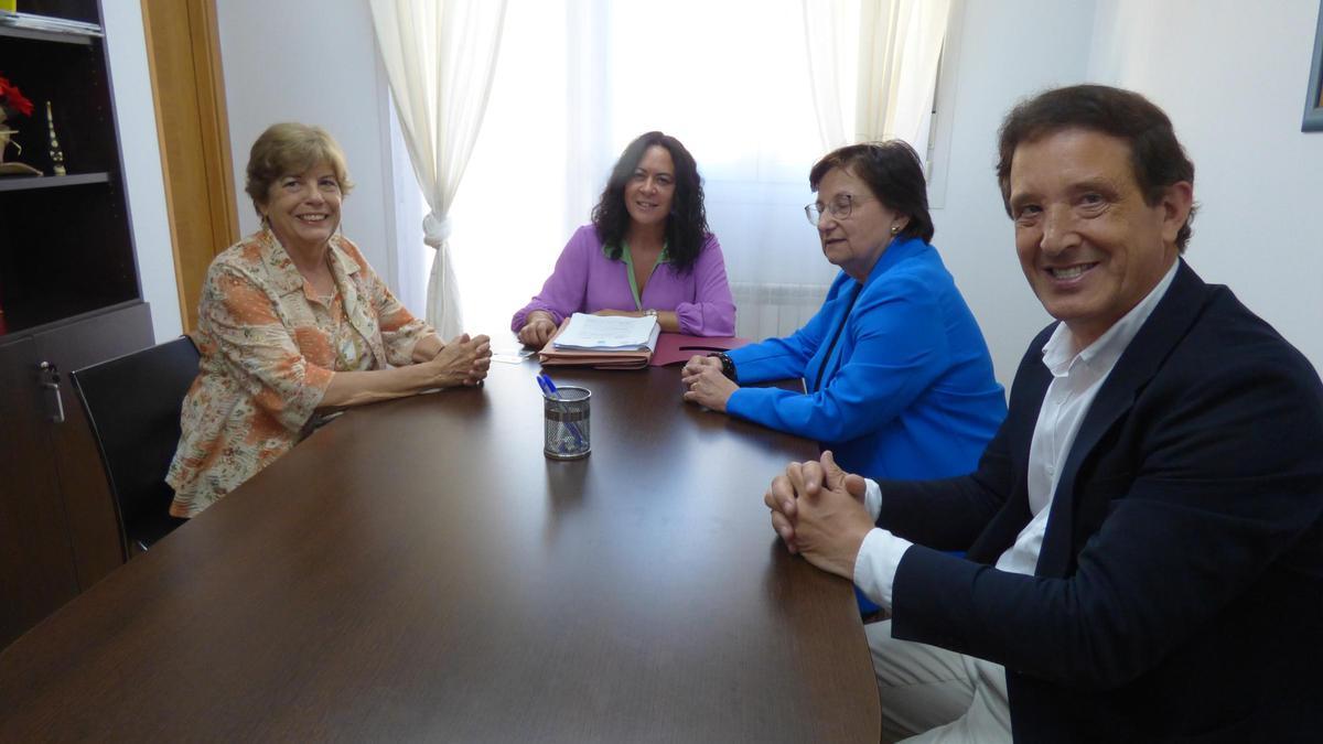 Por la izquierda, Luscinda Blanco, la notaria Miryan Calzón, Mariví López y el edil Aniceto &quot;Tito&quot; Álvarez, en la notaría.