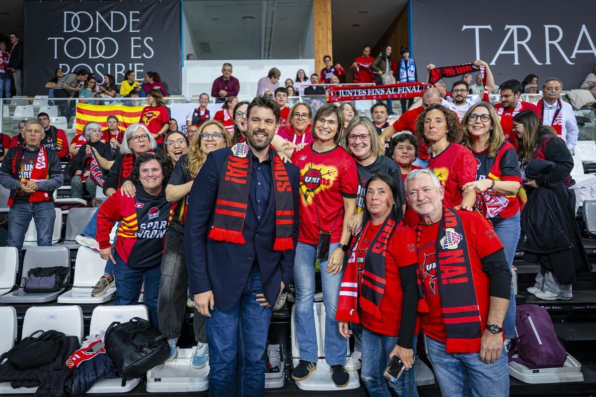 Marc Gasol amb aficionats gironins abans del partit
