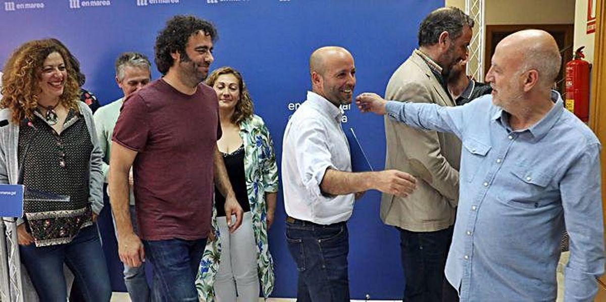 Villares, centro, se dispone a abrazar ayer a Pancho Casal, con Davide Rodríguez detrás.