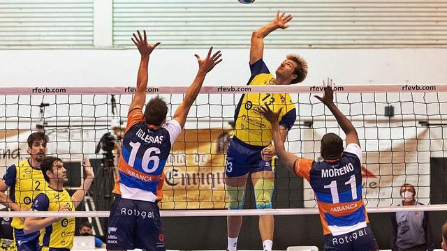 Remate junto a la red de Knigge Matthew (Guaguas), en la primera jornada de la Superliga ante el Rotogal Boiro.
