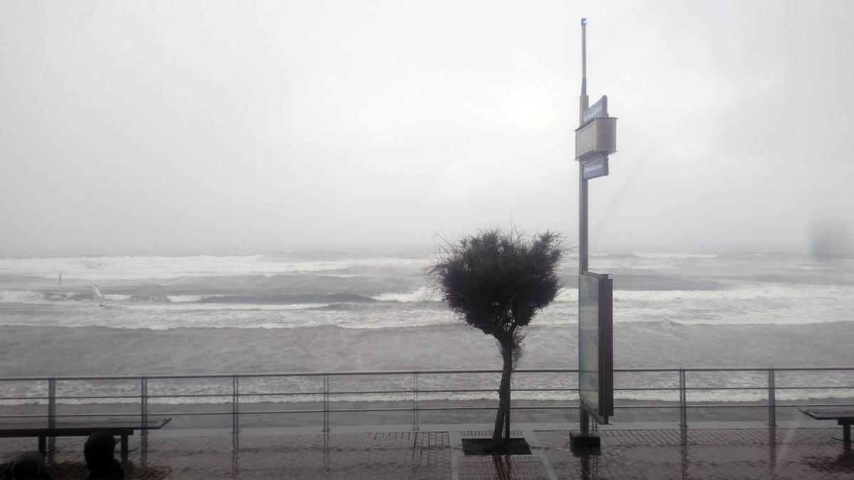 Viento y lluvia en Las Canteras (26/11/20)