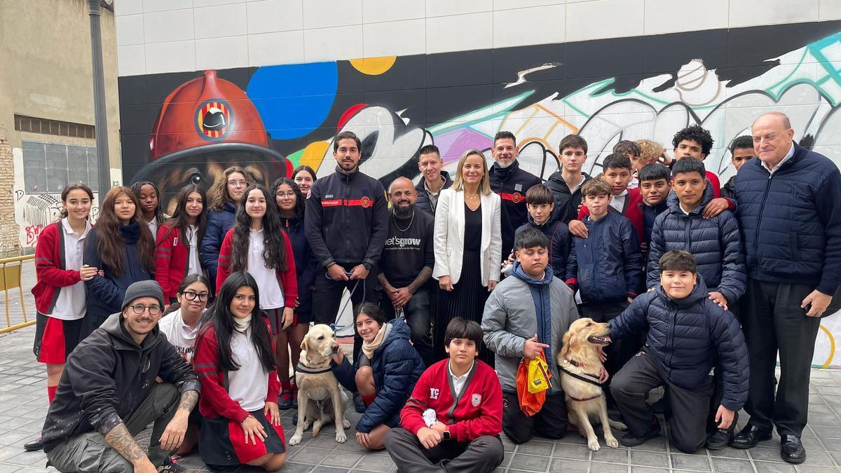 El mural de homenaje a los perros de rescate de los Bomberos de València