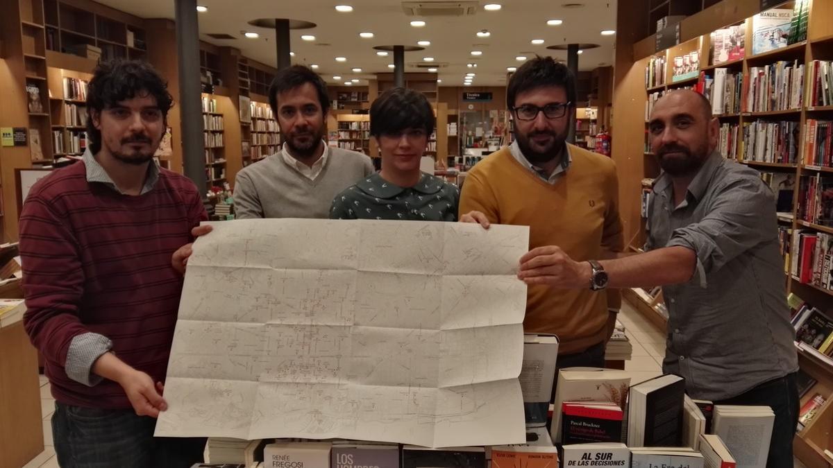 Santiago Tobón (Sexto Piso), Luis Solano (Asteroide), Paca Flores (Periférica), Diego Moreno (Nórdica) y Enrique Redel (impedimenta), en la librería Alibri con el mapa de librerías de Barcelona.