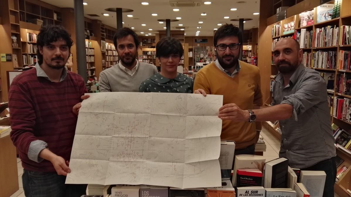 Santiago Tobón (Sexto Piso), Luis Solano (Asteroide), Paca Flores (Periférica), Diego Moreno (Nórdica) y Enrique Redel (impedimenta), en la librería Alibri con el mapa de librerías de Barcelona. Santiago Tobón (Sexto Piso), Luis Solano (Asteroide), Paca Flores (Periférica), Diego Moreno (Nórdica) y Enrique Redel (impedimenta), en la librería Alibri con el mapa de librerías de Barcelona.