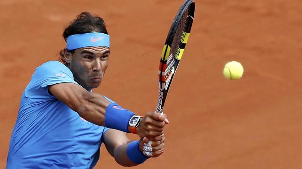 Rafael Nadal, en acción, en su debut en Roland Garros.