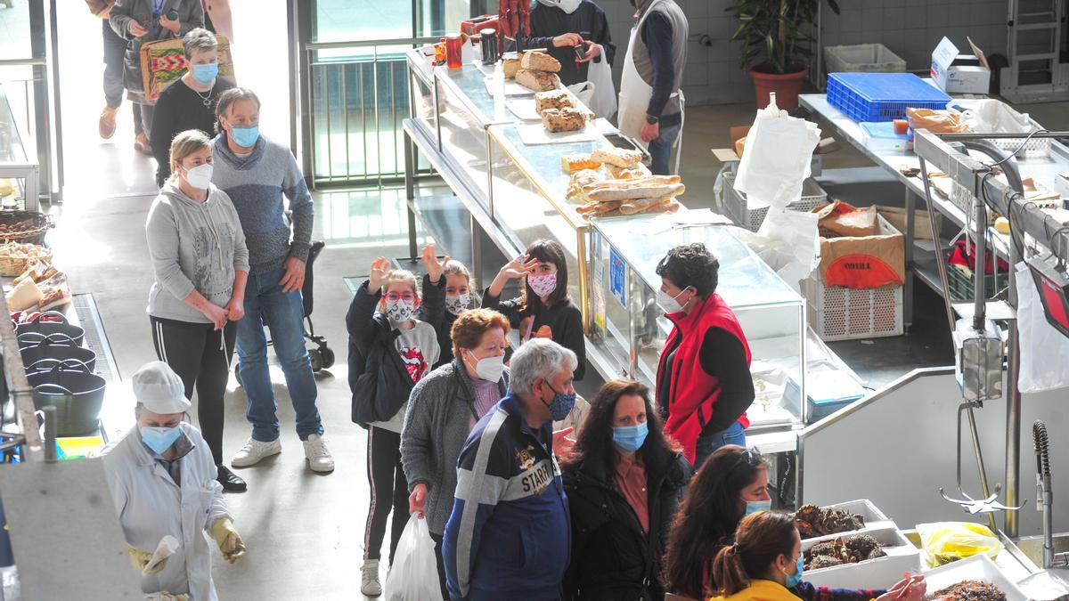 Ambiente a la entrada en el mercado de abastos de Vilagarcía