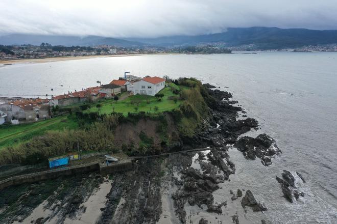 El desprendimiento de tierra del cantil en la península del castro de Panxón.